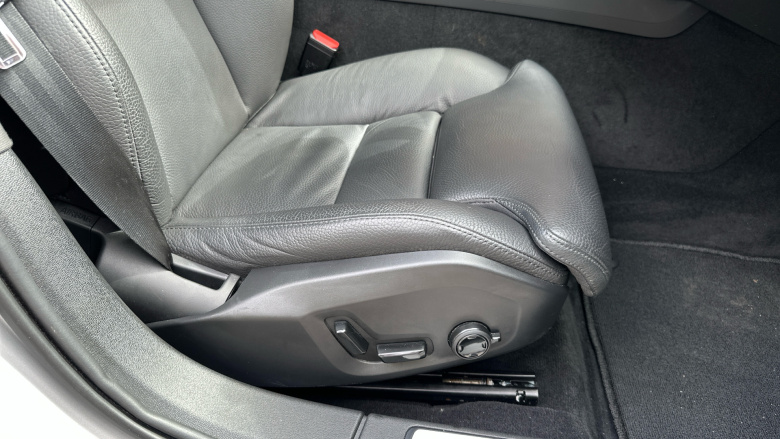 Volvo V60 2.0 B4P Ultra Dark 5dr Auto Petrol Estate